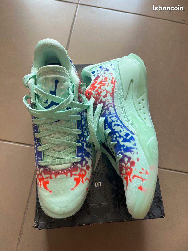 Chaussure de basket Jordan Zion 3 bleue neuve en taille 39 avec boite d’origine. N’hésitez pas à me contacter pour plus d’informations (image 1)