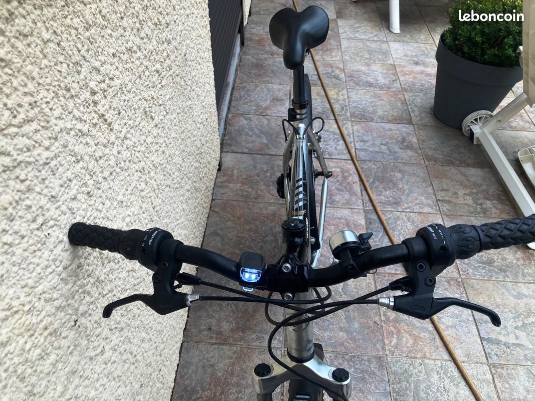 VTT GO SPORT TAILLE L-TOUT ALUMINIUM-ULTRA LEGER MIXTE POUR 1M65 à1M85-ROUES 26Pouces-FREIN à DISQUE AVANT-21 Vitesses-SUSPENTION AVANT CONFORT-lumières LEEDS NEUVES-GARDE DE BOUE-révisé par mes soins (image 2)