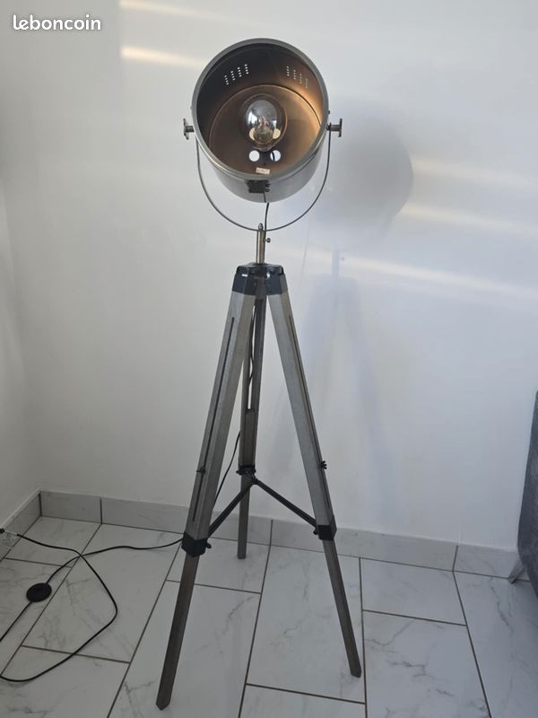 Lampe sur pied (image 1)