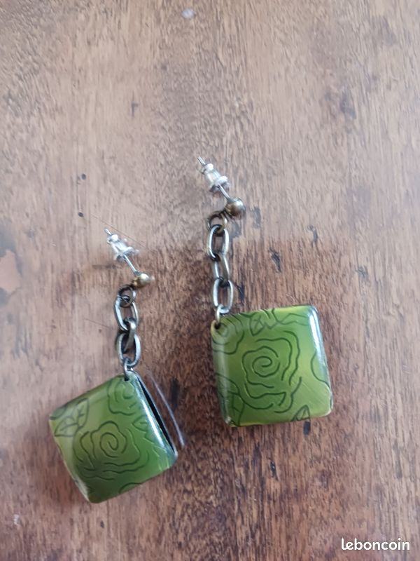 Boucles d'oreilles fantaisie pendantes kaki (image 2)