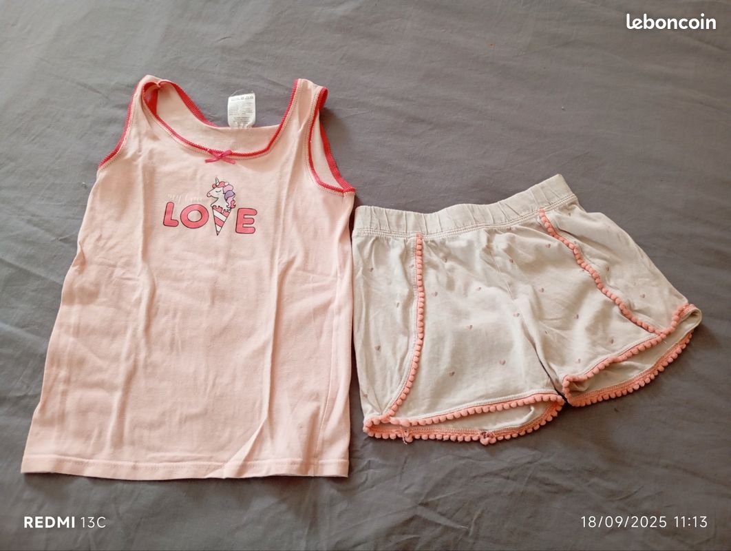 Lot de vêtements fille 6 ans (jupe, t-shirt manche longues et manches courtes, pyjama ...) (image 7)