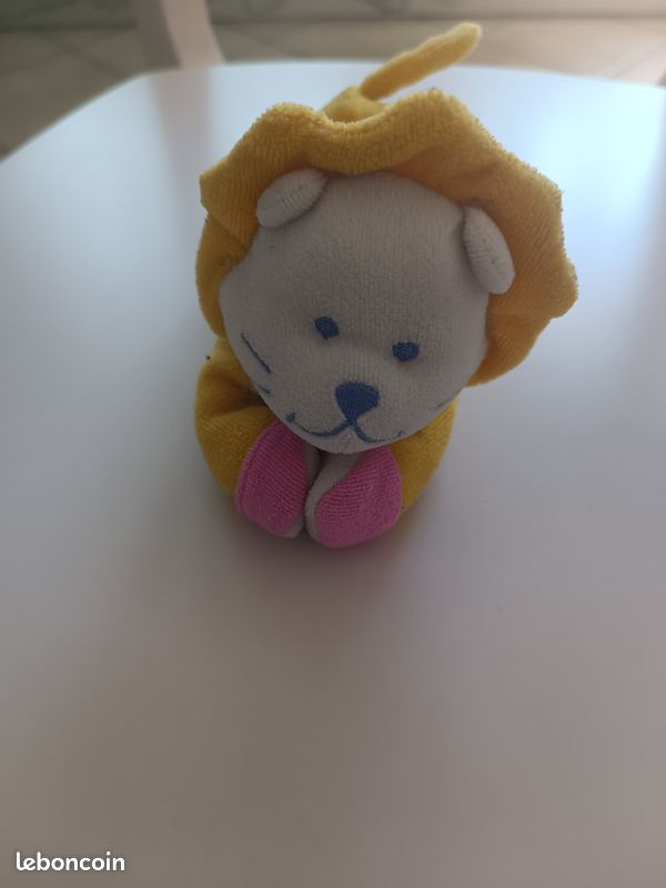 Peluche bébé confort aimanté sur poussette (image 1)