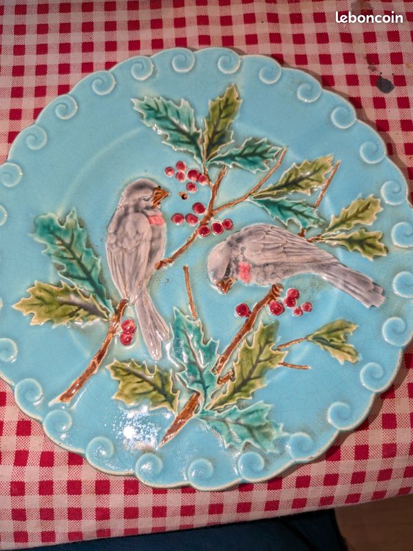 Assiette En Barbotine Ancienne – Décor D'oiseaux Turquoise – Fabrication Française