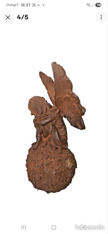 Statue d'une fée assise sur une boule ornée de fleurs (image 4)