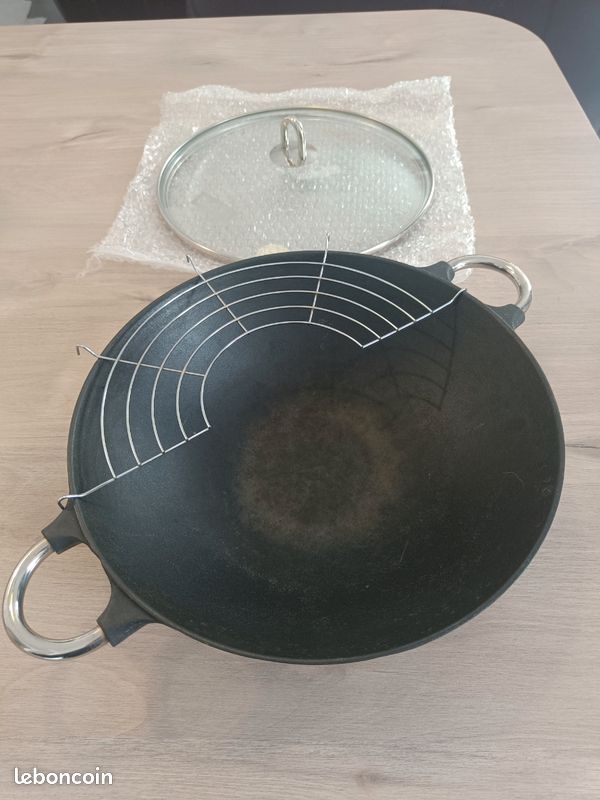 Wok en fonte bodum Arts de la table