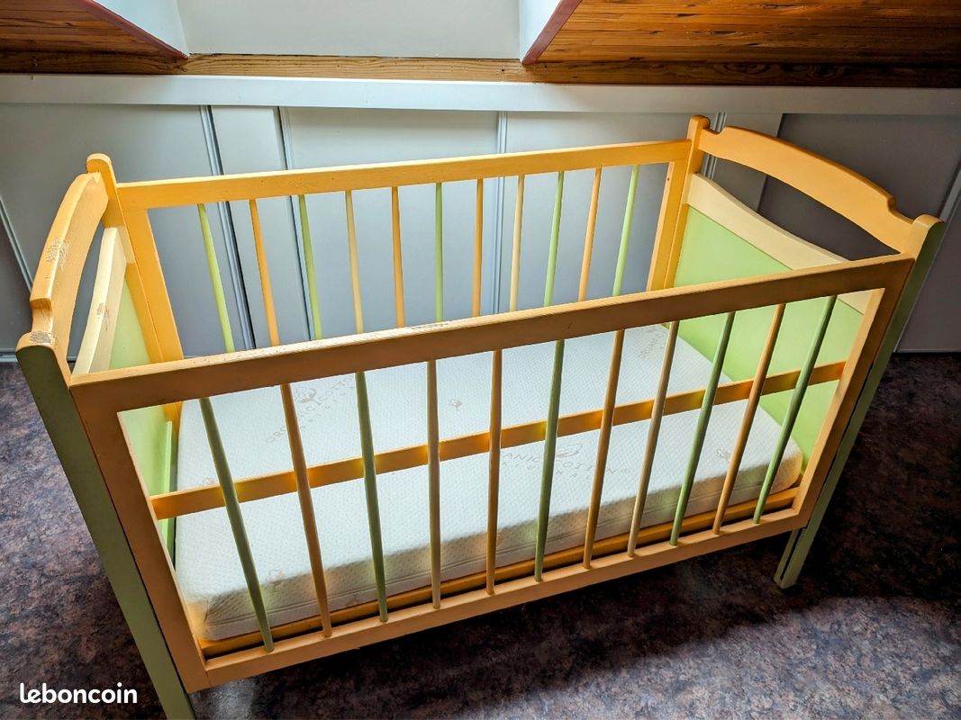 Lit bébé en bois avec matelas (image 1)