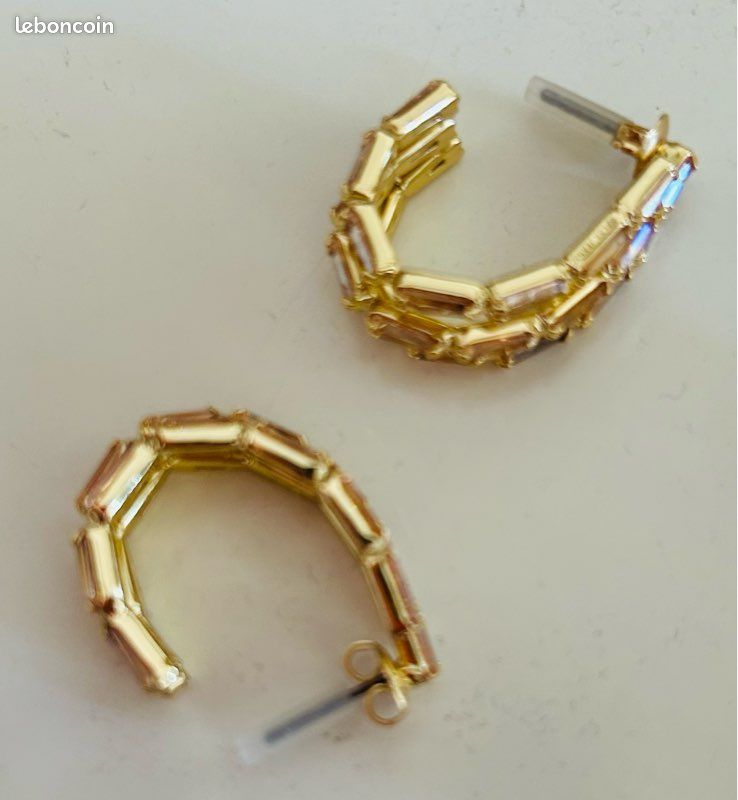 Boucles d'Oreilles Plaqué Or Demi Créoles Médaille Ronde Soleil et Strass