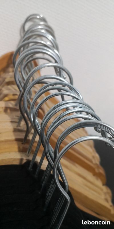 Cintres en bois beige, marron clair x 20. Cintres en velours noir x 10 (image 7)