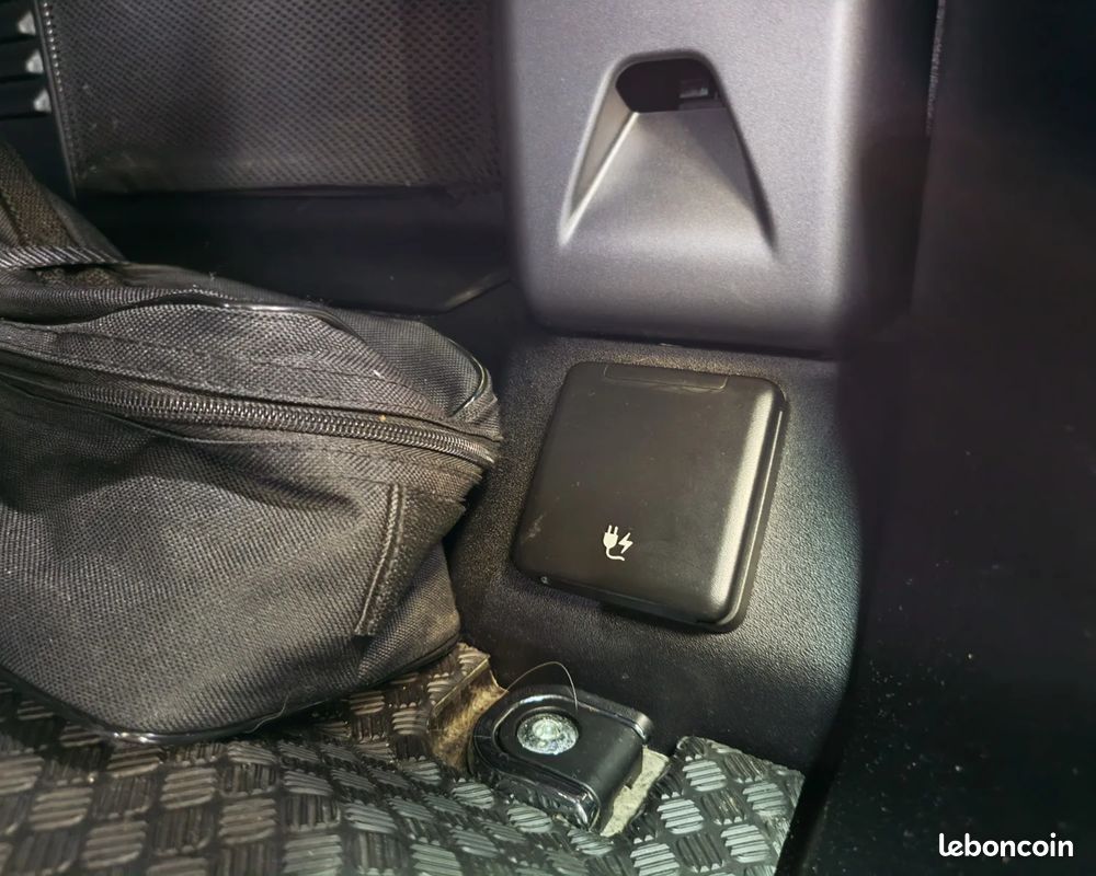 LAND ROVER DEFENDER 110 P400e PHEV BVA8 X-Dynamic - ORIGINE FRANCE- 1ER MAIN - BLACK PACK - MERIDIAN - CAM 360° - TOIT OUVRANT - PACK HIVER (image 34)