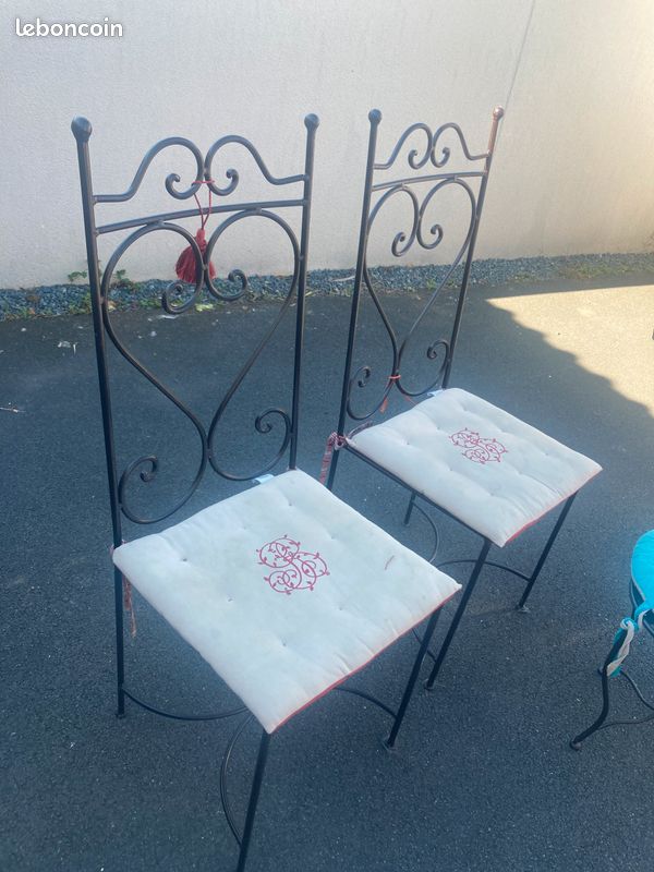 2 belles chaises fer forgé + 2 poufs (image 1)