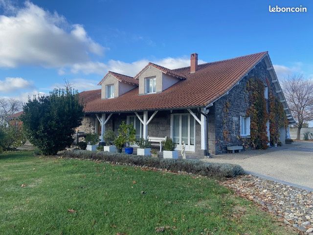 Maison 8 pièces 239 m² · à Saint-André-le-Coq · 239 m² · 364 000 €