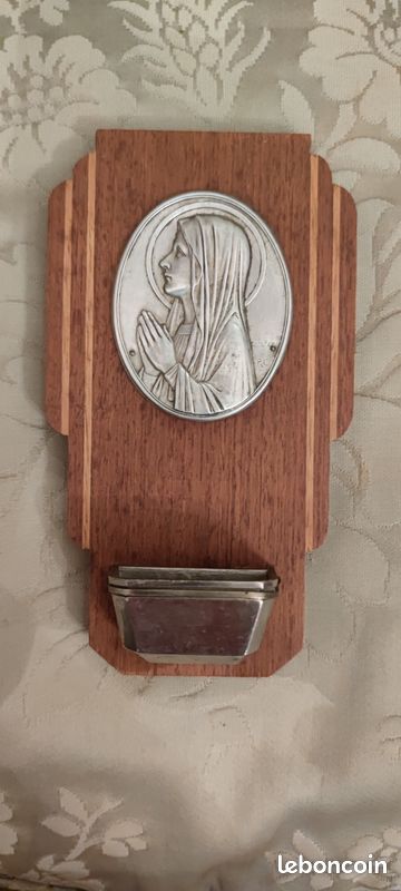 Bénitier sur bois de chêne et filets de marqueterie. Médaillon représentant la vierge signé ESCUDERO. Années 30/40 (image 1)