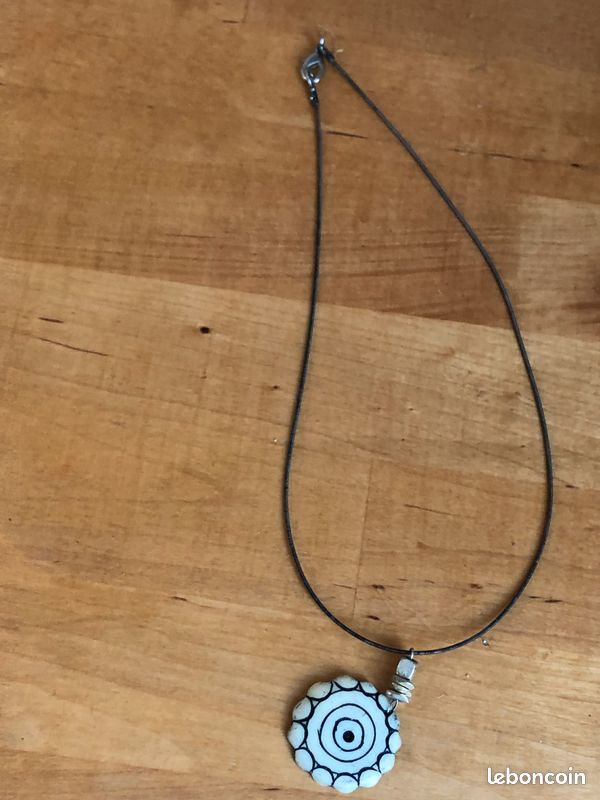 Collier inspiration tribal – pendentif nuances de bleu – très bon état (image 1)