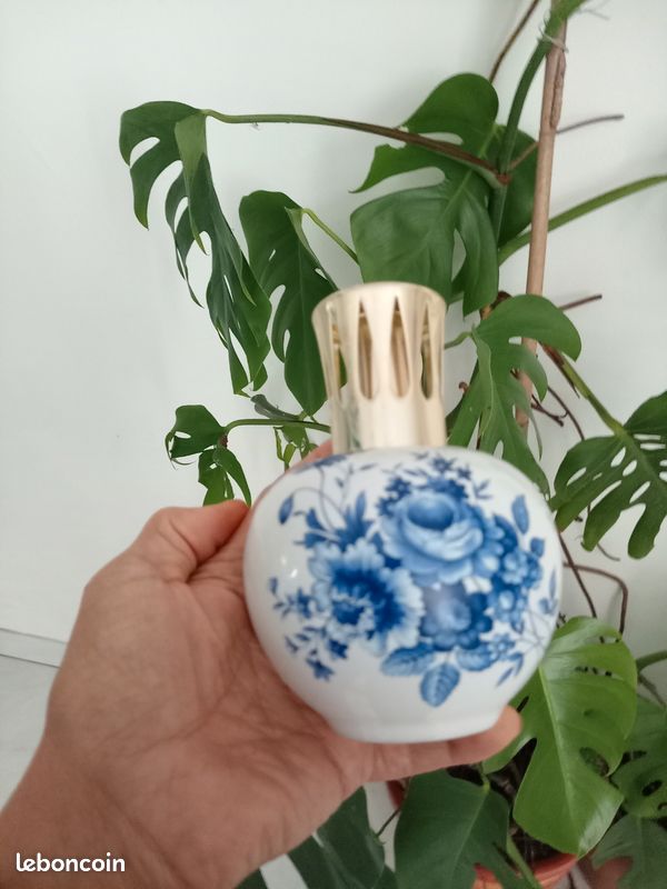 Ancienne lampe Berger en porcelaine et fleurs bleues (image 1)