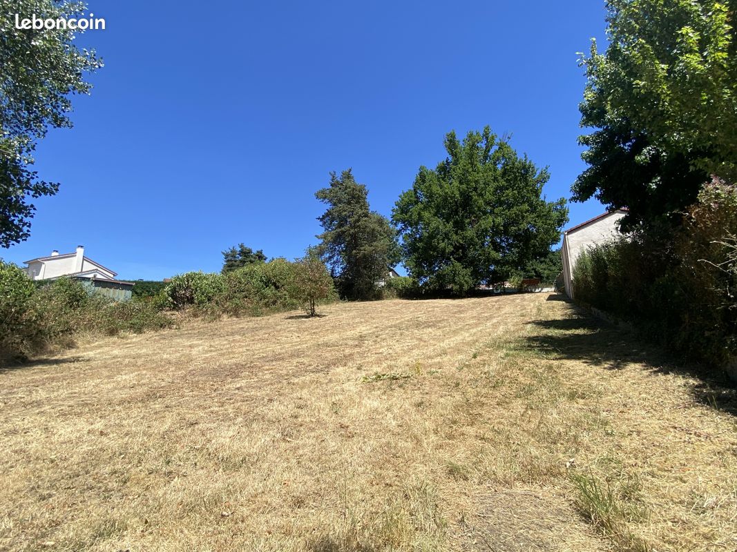 Terrain 645 m² · à Bas-en-Basset · 645 m² · 76 000 €