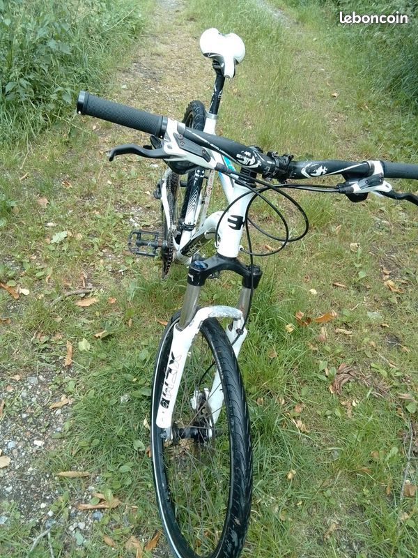 VTT BH en aluminium blanc, équipé de freins hydrauliques et d'une transmission 3 plateaux 9 vitesses Shimano Alivio. 27 vitesses au total (image 18)