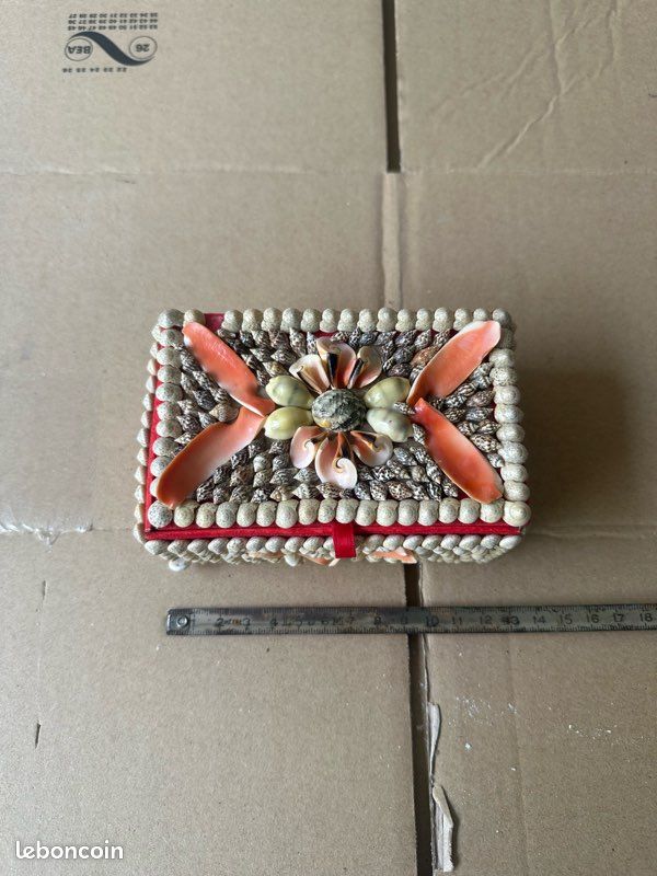 Boîte à bijoux vintage couverte de coquillages – Intérieur velours rouge (image 1)