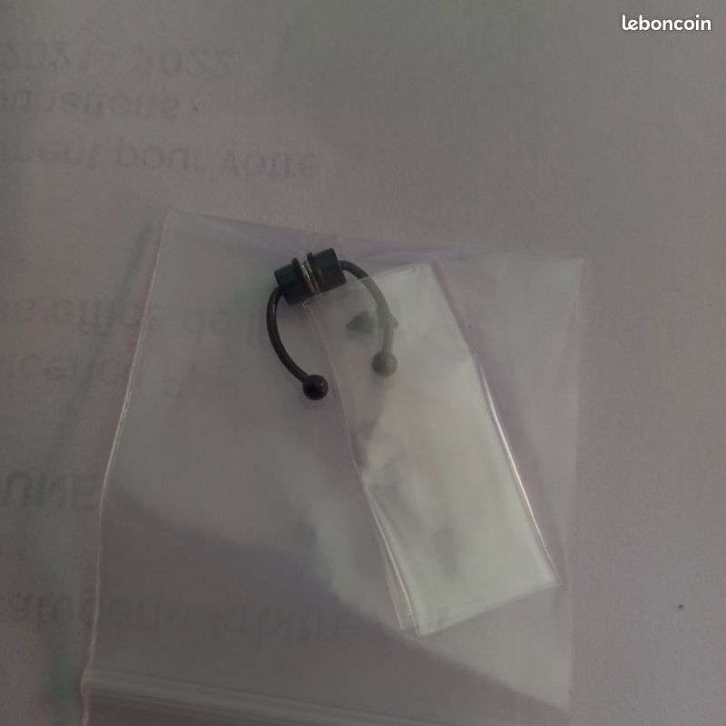 Piercing nez aimanté noir (image 1)