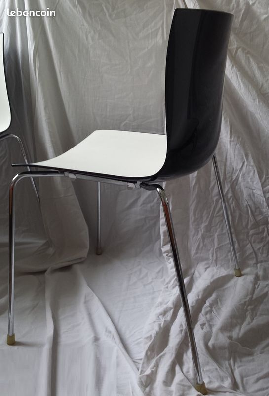 Lot 4 chaises élégantes, marque Arper Catifa 46, bicolore blanc/noir, pieds acier chromé et patins (image 2)
