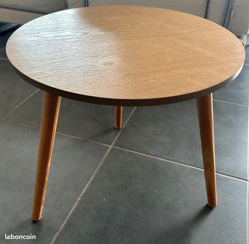 Petite table d'appoint en bois (image 1)