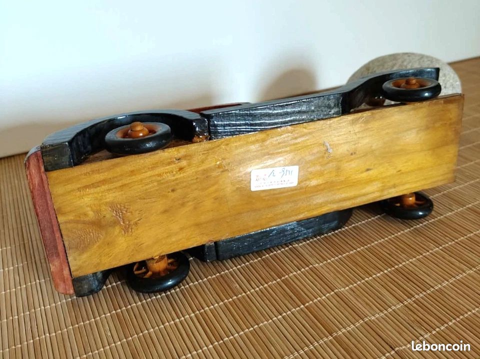 Voiture ancienne miniature en bois artisanale (image 7)