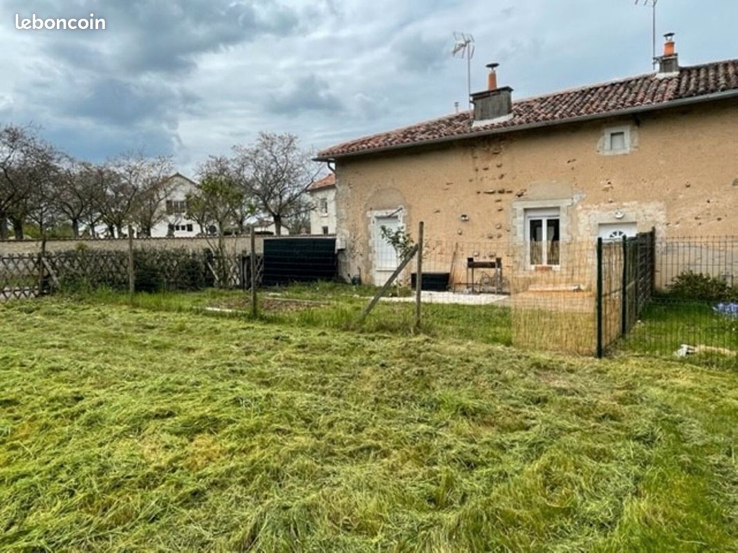 Immeuble 6 pièces 125 m² · à Les Adjots · 125 m² · 105 000 €