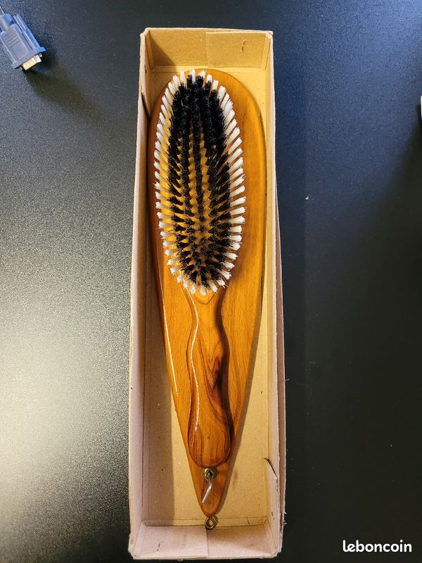 Brosse vêtements murale (image 1)