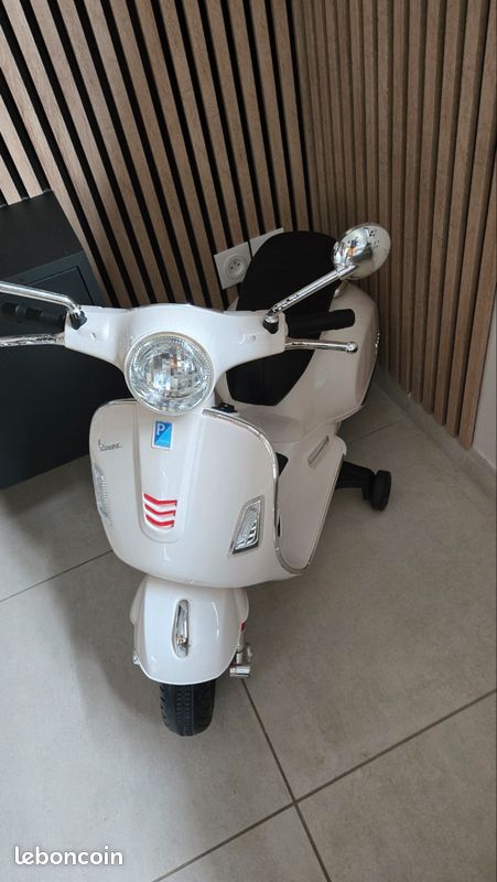 HOMCOM Vespa Scooter Moto électrique Enfants 6 V dim. 102L x 51l x 76H cm Musique MP3 Port USB klaxon Phare feu AR Rouge à partir de 121,90 € (juillet 2026 HOMCOM Vespa Scooter Moto électrique Enfants 6 V dim. 102L x 51l x 76H cm Musique MP3 Port USB klaxon Phare feu AR Rouge à partir de 121,90 € (juillet 2026