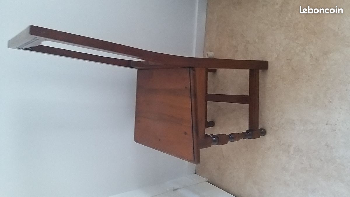 Une chaise en bois (image 2)