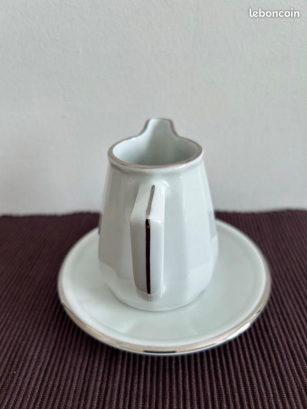 Apilco - joli pot à lait crémier et soucoupe porcelaine, blanc et filet platine/argent (bistrot) (image 7)