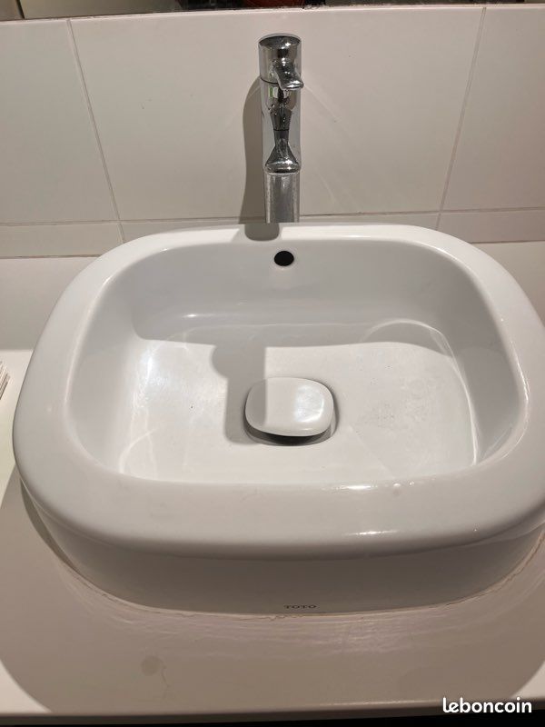 Vasque et robinet de salle de bain démontée (image 1)