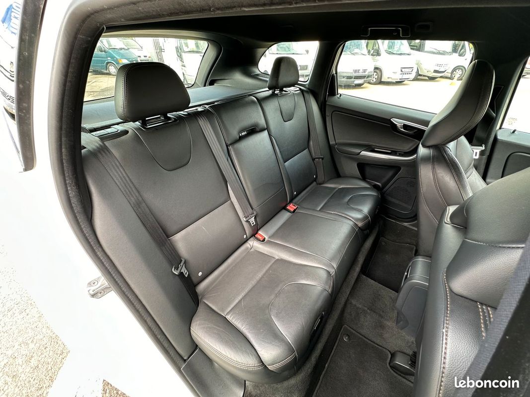 Volvo XC 60 2.0 D4 190cv Momentum AWD 4 pneus 4 saisons neufs disques et plaquettes AV neuves cuir caméra GPS Carnet d'entretien (image 5)