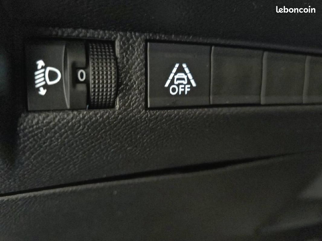 Peugeot 2008 PureTech 130 S&S EAT8 - Style (image 29)