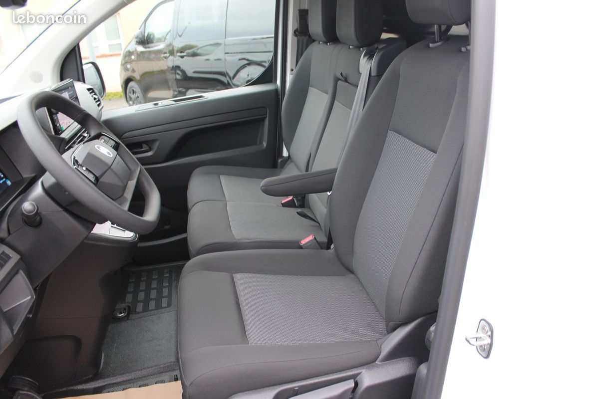 Citroën Jumpy III Fg Taille M 2.0 Blue-Hdi 145 EAT8 GPS, Caméra de recul, Pack Look sortie le 16/06/2025 , 5 Kilomètres, Prix Hors Taxe 25 400 euros (image 3)