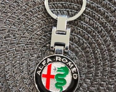 4 Porte-Clés / Key Ring ALFA ROMEO anciens ,métal émaillé