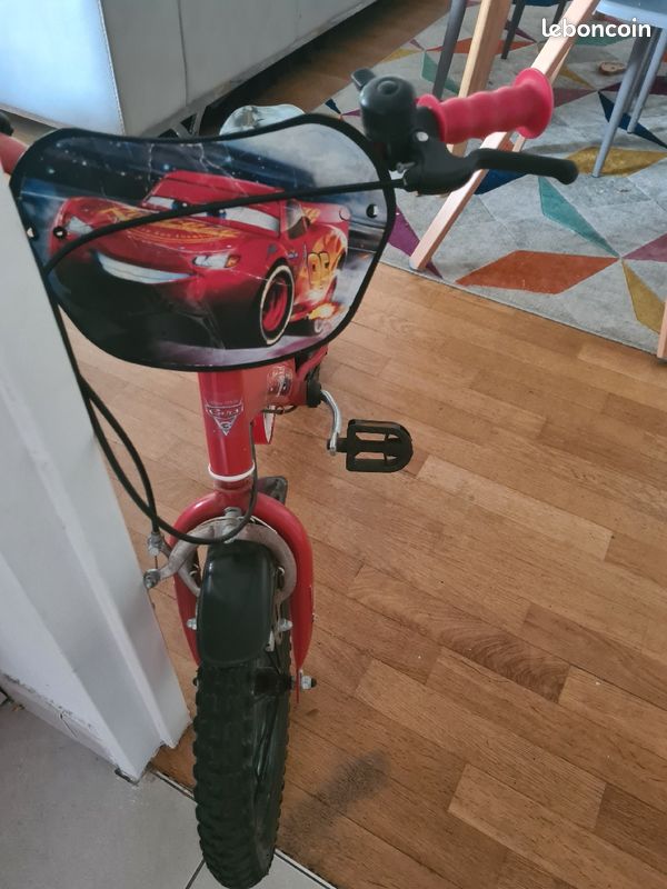 Vélo Cars rouge avec deux roues pour enfant jusqu'à 6ans (image 2)
