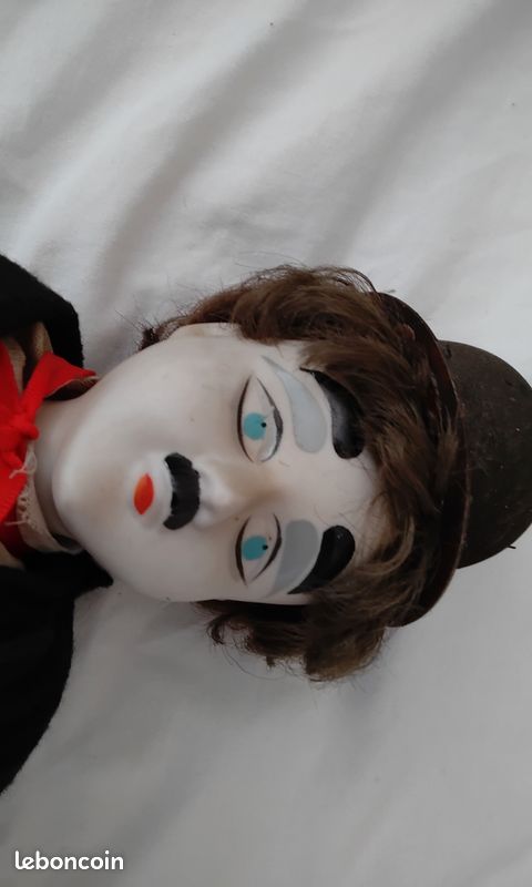Vintage Poupée Porcelaine Charlot – Charlie Chaplin avec sa canne amovible 👩🦯⚒️⚙️🗞️🕰️⏳ (image 10)