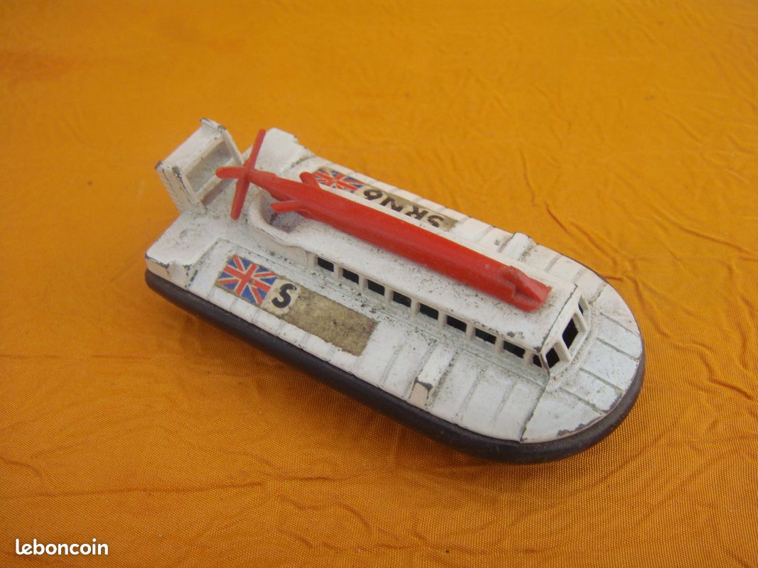 HOVERCRAFT blanc hélice rouge Drapeau anglais/ MATCHBOX SUPERFAST Ech 1/132 ? (image 2)