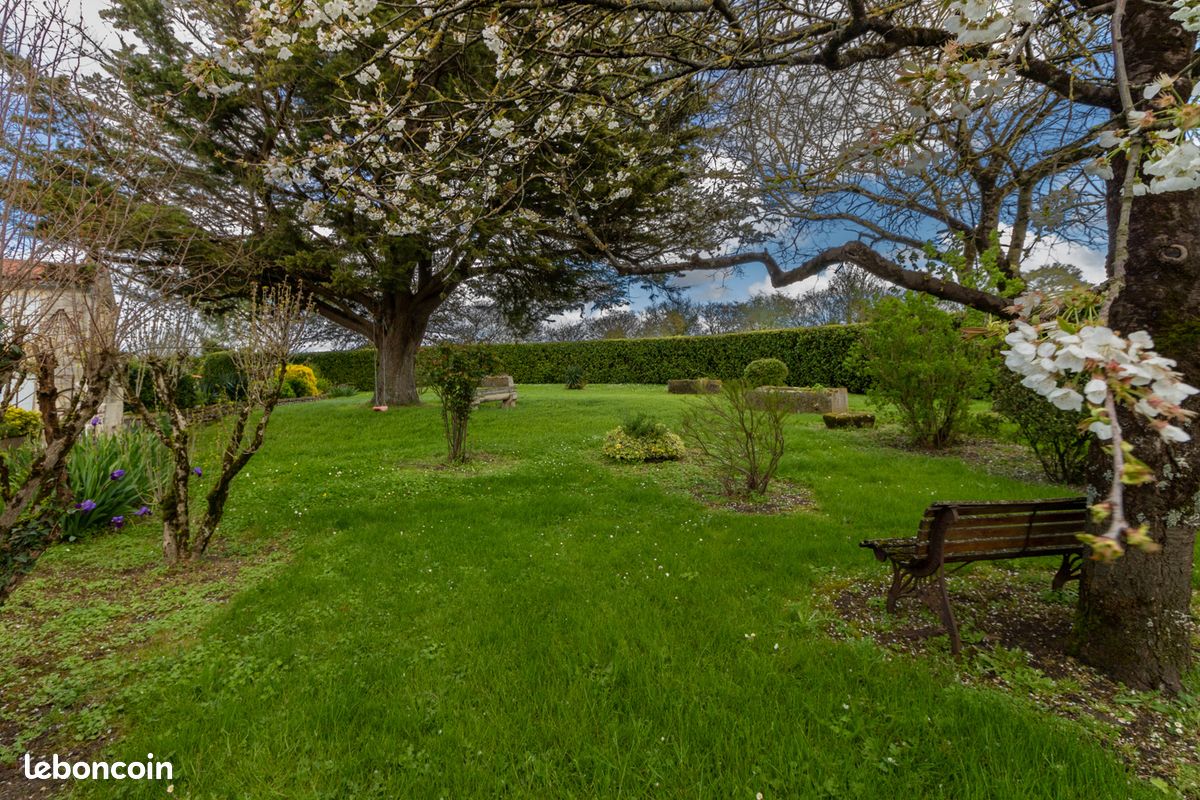 Longère 10 pièces 280 m² - Saintes 17100 (image principale 2)