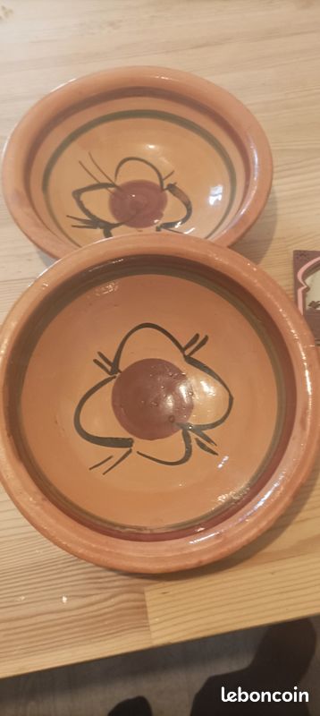 Lot deux assiettes en terre cuite (image 1)