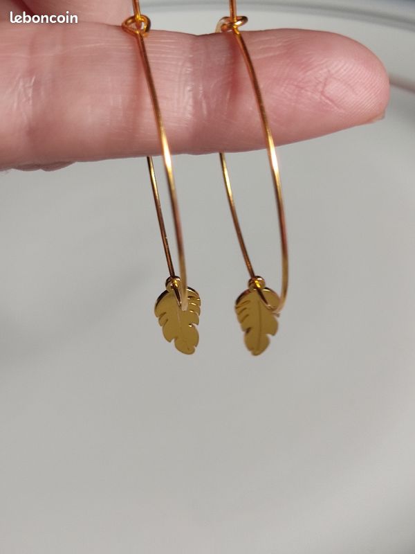 Boucle d'oreille créole pendante acier doré plume (image 3)