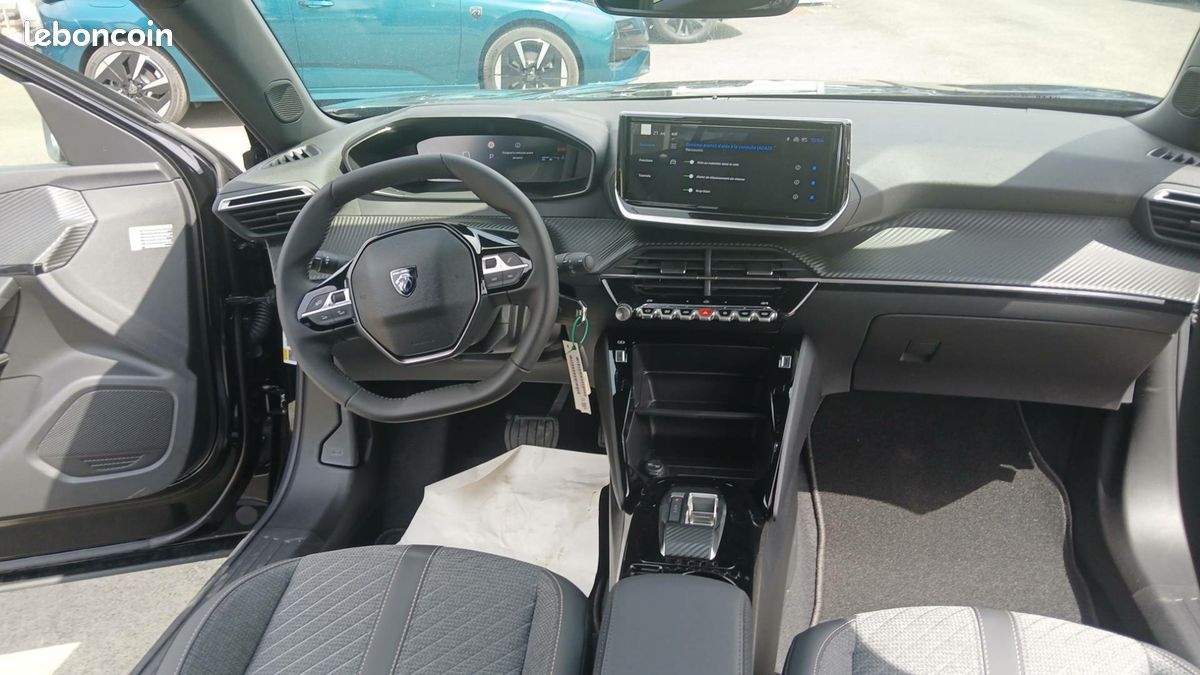 PEUGEOT 2008 Hybrid 145 e-DCS6 Allure (image 23)