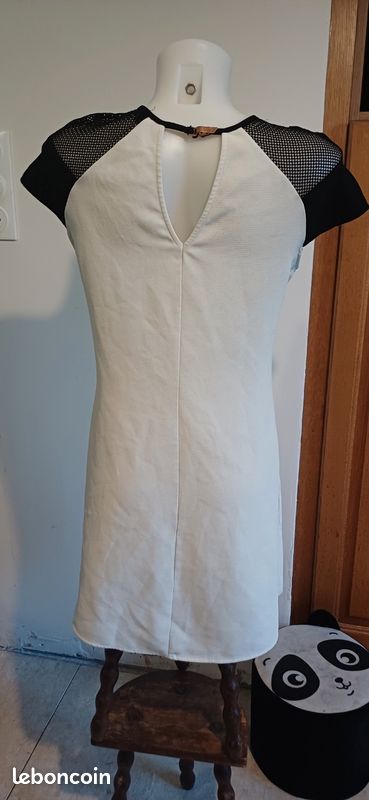 Robe blanche et dentelle noir t34 (image 5)