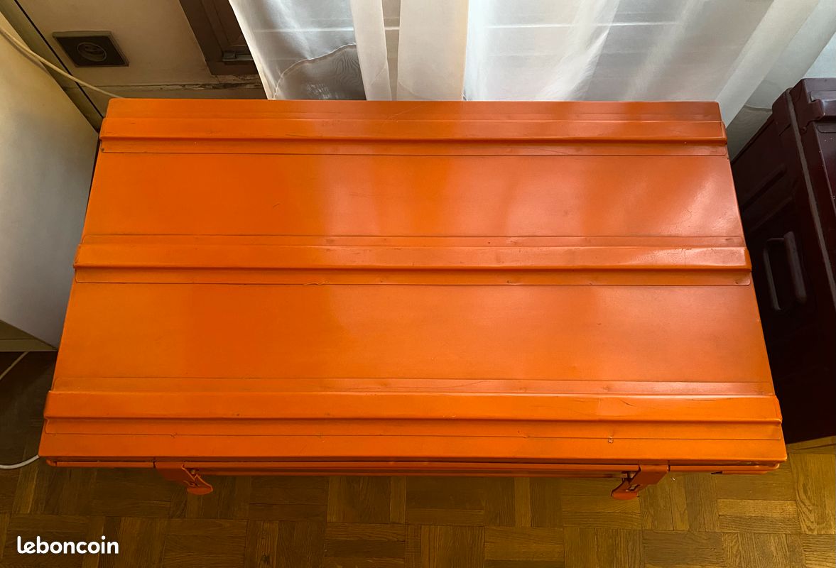 Grande malle en métal orange (image 4)