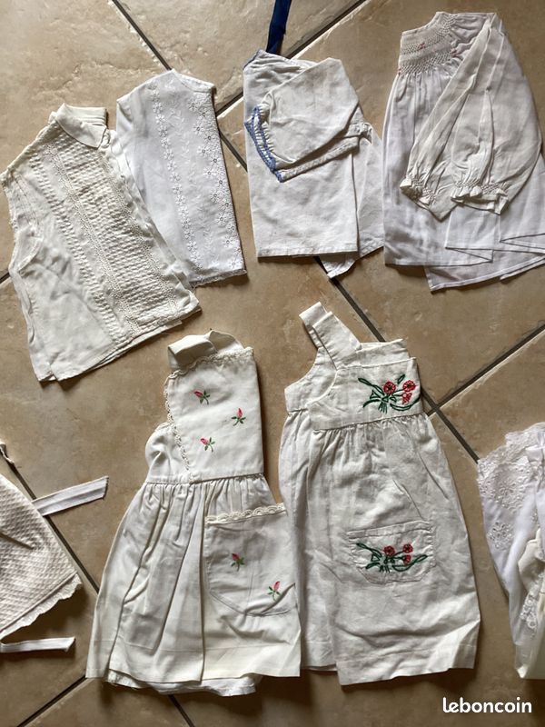 LOT DE 30 VETEMENTS De POUPÉES ANCIENS TRICOT, Chapeaux, Hauts, etc