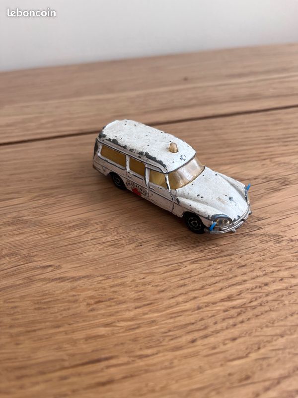 Ambulance ds 21 majorette 206 petite voiture figurine (image 2)