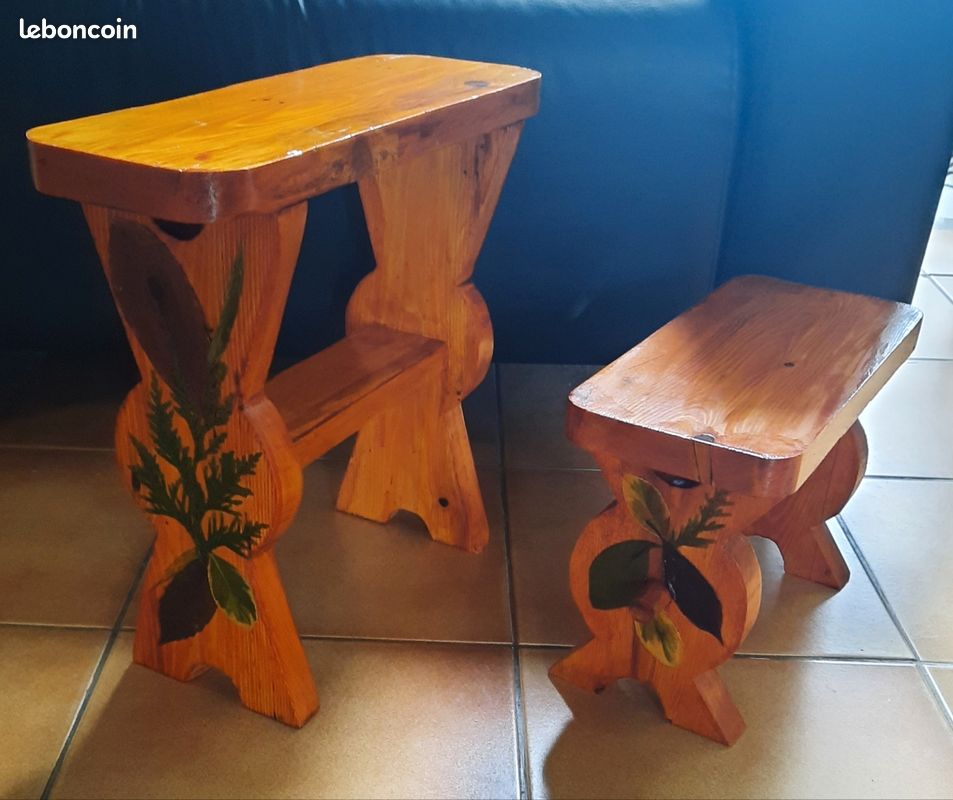 Tabourets artisanaux en bois verni et décoré avec feuilles véritables (image 1)