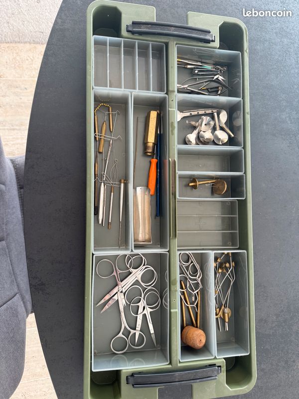 Boîte Ancienne De Pêche à La Mouche Perrine En Aluminium - Lot Avec Appâts Et 2 Flotteurs