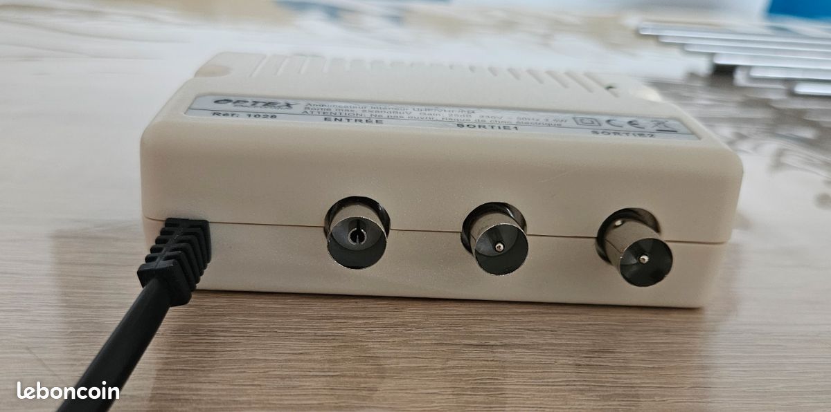 Amplificateur TV Optex - 1 Entrée / 2 Sorties - Facteur De Bruit 6dB - Occasion