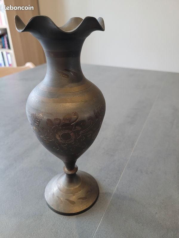Vase en étain gravé (image 3)